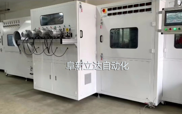 PJ-8八槍雙面自動(dòng)噴金機(jī)具有自動(dòng)除塵、智能雙面、整潔美觀、運(yùn)行穩(wěn)定的特點(diǎn)，阜新立達(dá)自動(dòng)化裝備有限公司